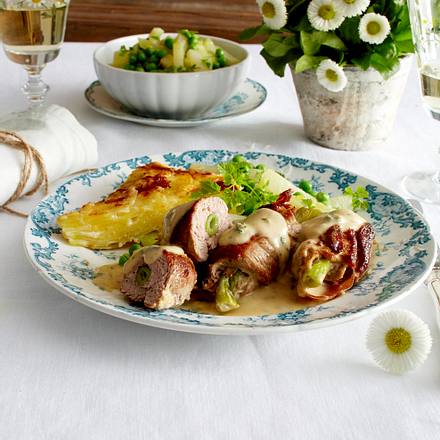 Filetröllchen in Frischkäsesoße zu Kartoffelgratin und Kohlrabi-Erbsen-Gemüse Rezept