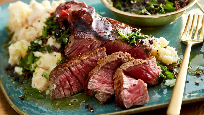 Filetsteak an Kartoffel-Pastinaken-Stampf und Kakao-Butter Rezept - Foto: LECKER @ Bauer Media Group