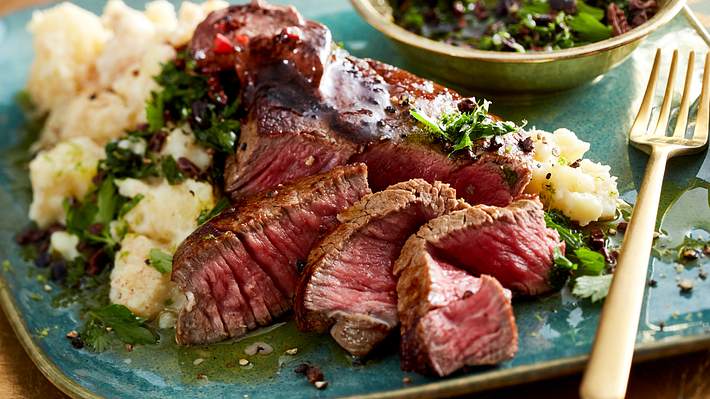 Filetsteak an Kartoffel-Pastinaken-Stampf und Kakao-Butter Rezept - Foto: House of Food / Bauer Food Experts KG