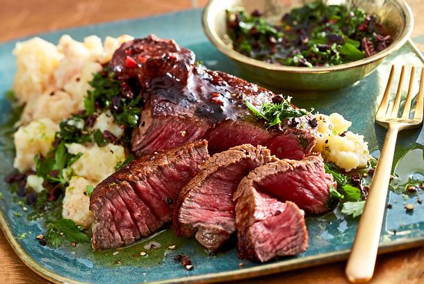 Filetsteak an Kartoffel-Pastinaken-Stampf und Kakao-Butter Rezept Filetsteak an Kartoffel-Pastinaken-Stampf und Kakao-Butter Rezept