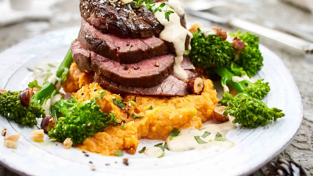Filetsteak auf Süßkartoffelstampf und Brokkolini Rezept - Foto: LECKER @ Bauer Media Group Filetsteak auf Süßkartoffelstampf und Brokkolini Rezept - Foto: LECKER @ Bauer Media Group