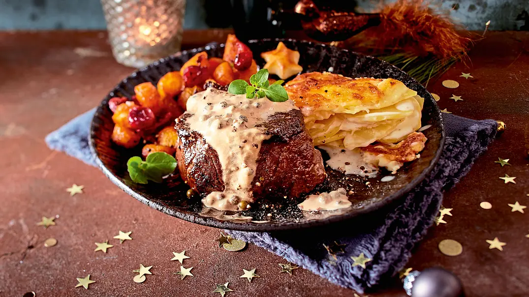 Filetsteak in Pfefferrahm, Gratin und Möhren Rezept - Foto: LECKER @ Bauer Media Group