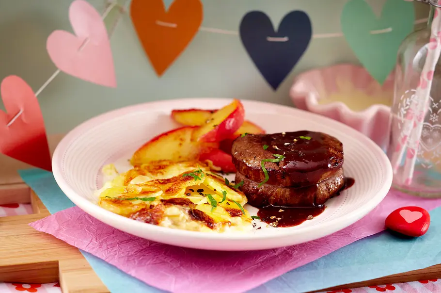 Filetsteak in Rotweinsoße mit Kartoffelgratin und Liebesapfel Rezept