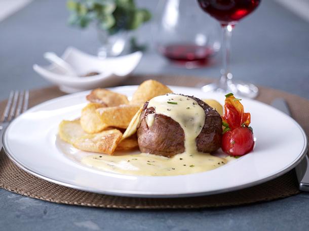 Filetsteak mit Béarnaisesoße und Bratkartoffel-Chips Rezept Filetsteak mit Béarnaisesoße und Bratkartoffel-Chips Rezept