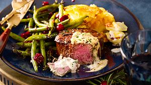 Filetsteak mit Blitz-Hollandaise und Cranberryböhnchen Rezept - Foto: House of Food / Bauer Food Experts KG