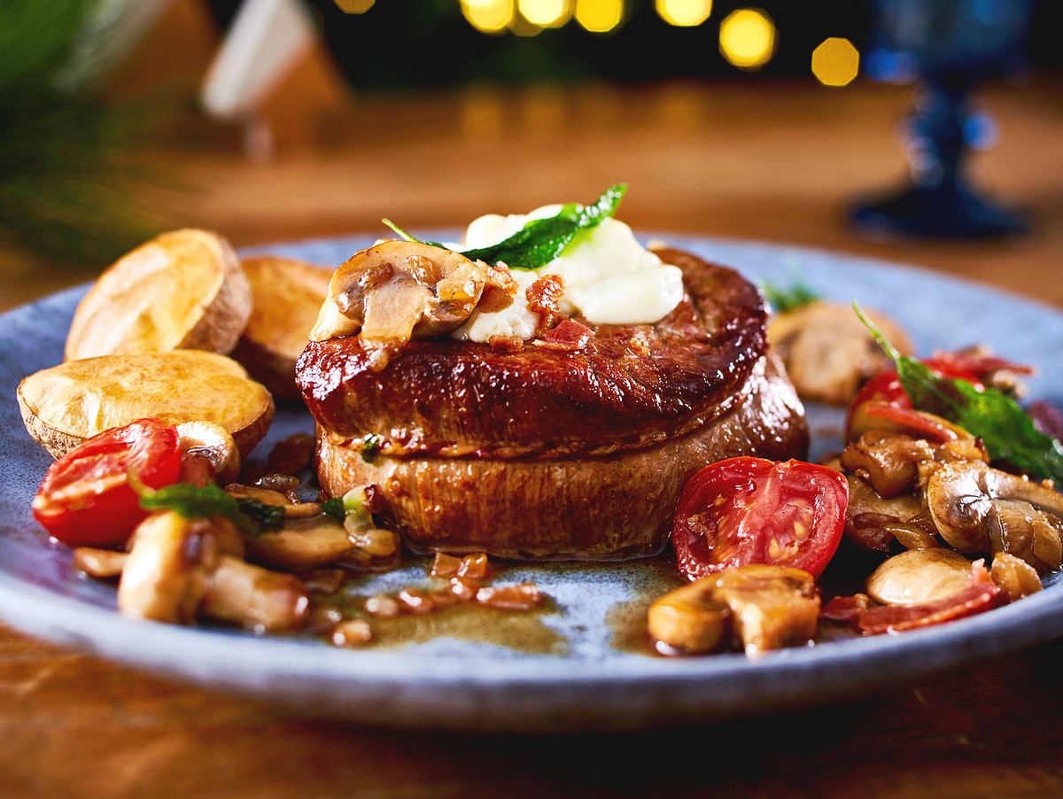 Filetsteak mit Burrata, Baconchips und Ballonkartoffeln Rezept