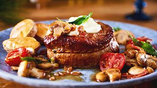 Filetsteak mit Burrata, Baconchips und Ballonkartoffeln Rezept - Foto: House of Food / Bauer Food Experts KG