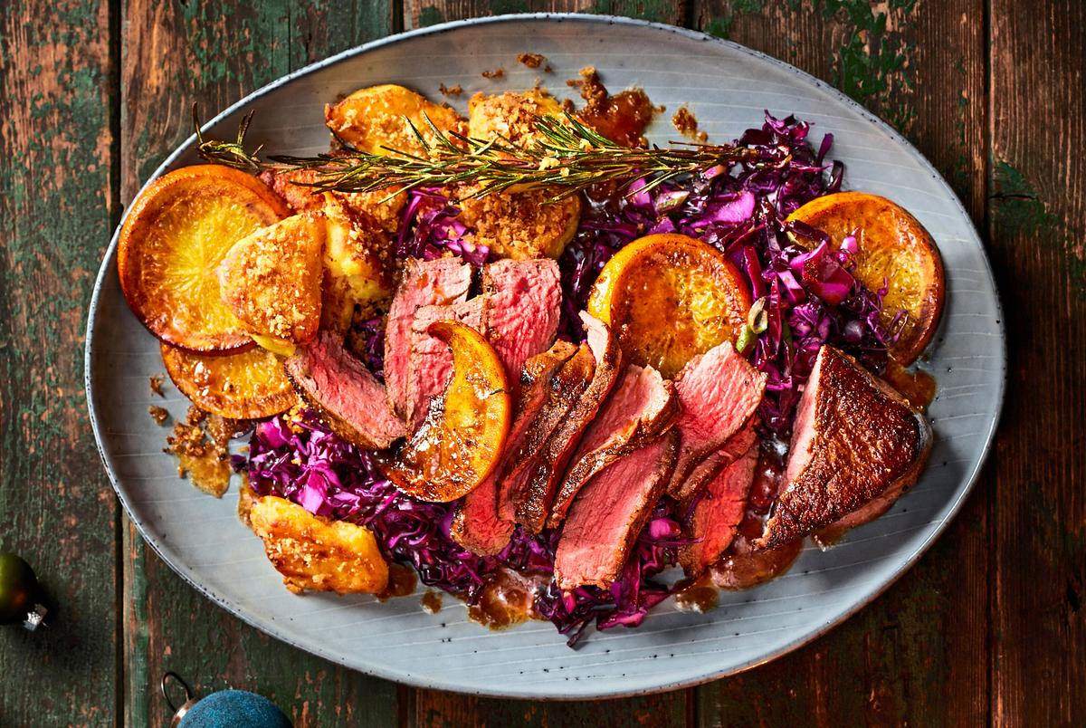 Filetsteak mit gebackenen Orangen und Rotkohl