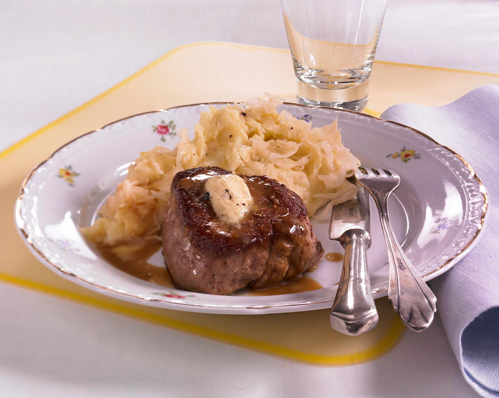 Filetsteak mit getrüffeltem Sauerkraut-Kartoffelpüree Rezept | LECKER
