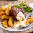 Filetsteak mit Limetten-Chili-Hollandaise und Knusperkartoffeln Rezept - Foto: House of Food / Bauer Food Experts KG
