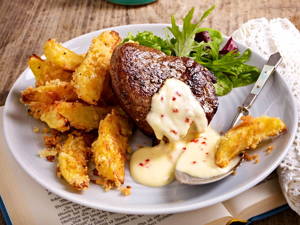 Filetsteak mit Limetten-Chili-Hollandaise und Knusperkartoffeln Rezept