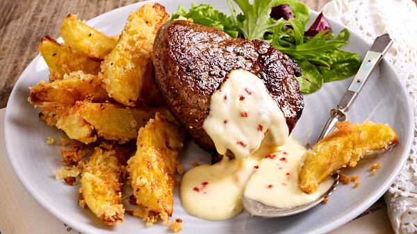 Filetsteak mit Limetten-Chili-Hollandaise und Knusperkartoffeln Rezept - Foto: House of Food / Bauer Food Experts KG