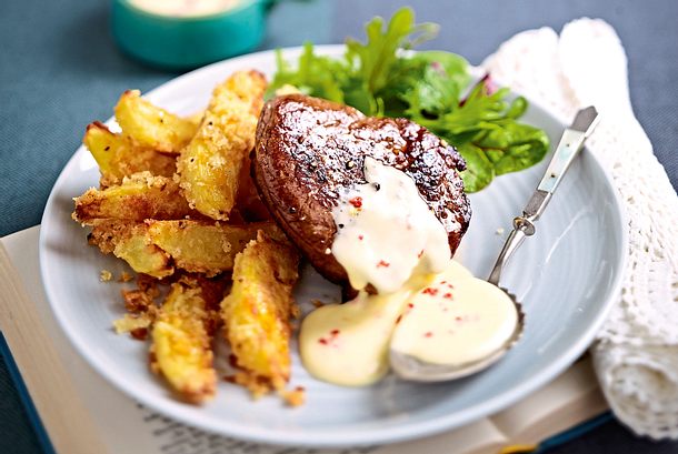 Filetsteak mit Limetten-Chili-Hollandaise und Knusperkartoffeln Rezept Filetsteak mit Limetten-Chili-Hollandaise und Knusperkartoffeln Rezept
