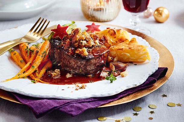Filetsteak mit Nuss-Lebkuchen-Crumble Rezept Filetsteak mit Nuss-Lebkuchen-Crumble Rezept