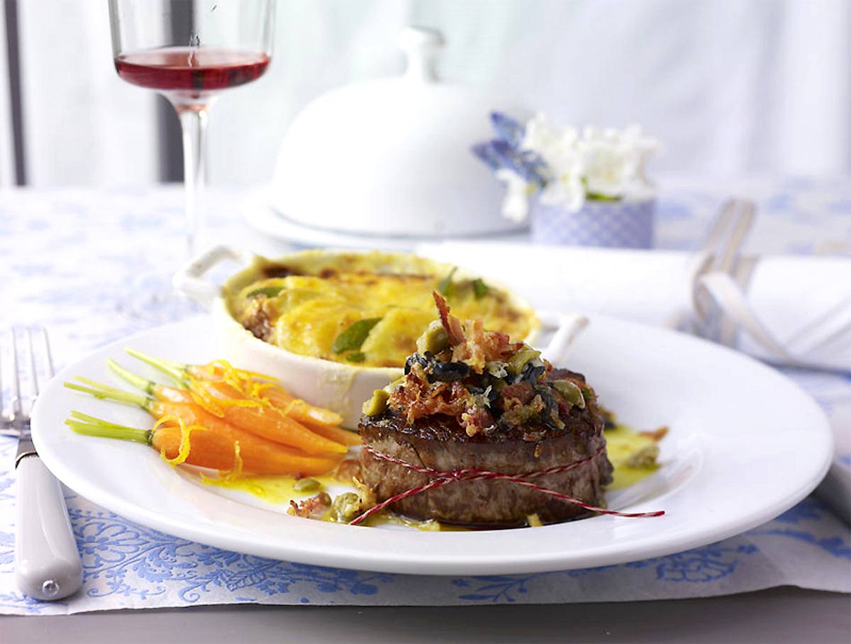 Filetsteak mit Oliven-Pancetta-Kruste und Kartoffel-Salbei-Gratin Rezept