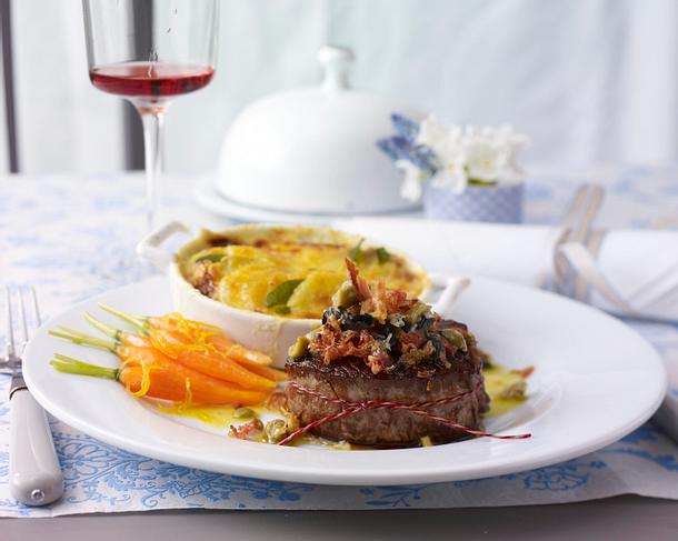 Filetsteak mit Oliven-Pancetta-Kruste und Kartoffel-Salbei-Gratin Rezept