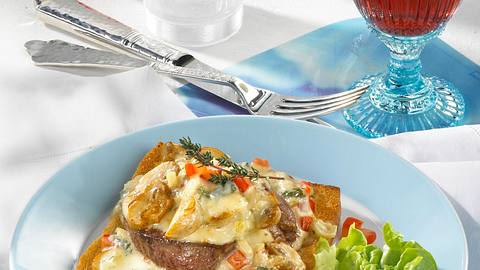 Filetsteak mit Pilzen auf Toast Rezept - Foto: House of Food / Bauer Food Experts KG