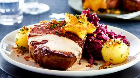 Filetsteak mit Preiselbeersahne, Gremolata-Panko-Knödeln und Würzrotkohl Rezept - Foto: House of Food / Bauer Food Experts KG