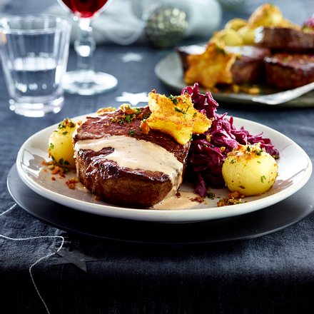 Filetsteak mit Preiselbeersahne, Gremolata-Panko-Knödeln und Würzrotkohl Rezept Filetsteak mit Preiselbeersahne, Gremolata-Panko-Knödeln und Würzrotkohl Rezept