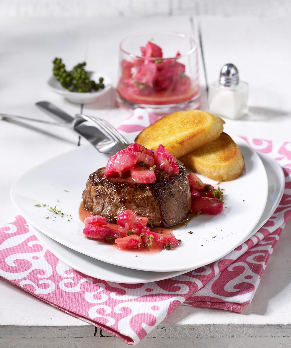 Filetsteak mit Rhabarber-Soße Rezept | LECKER