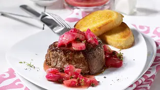 Filetsteak mit Rhabarber-Soße Rezept - Foto: LECKER @ Bauer Media Group Filetsteak mit Rhabarber-Soße Rezept - Foto: LECKER @ Bauer Media Group