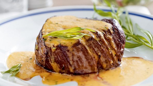 Fleisch mit Soße: Filetsteak mit Sauce Café de Paris - Foto: House of Food / Bauer Food Experts KG