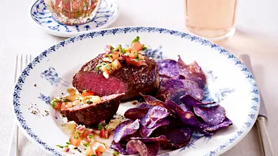 Filetsteaks mit blauen Kartoffelchips und Tomatensalsa Rezept - Foto: LECKER @ Bauer Media Group