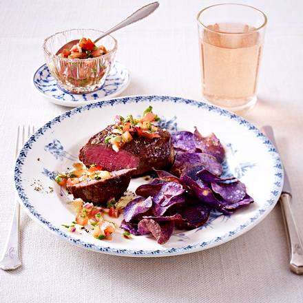 Filetsteaks mit blauen Kartoffelchips und Tomatensalsa Rezept