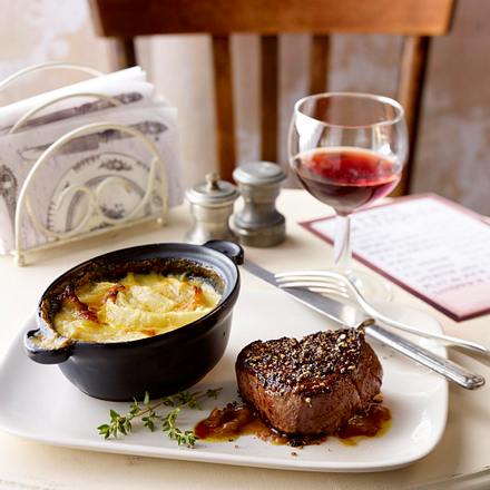 Filetsteaks mit Pfefferkruste & Zwiebelgratin Rezept Filetsteaks mit Pfefferkruste & Zwiebelgratin Rezept