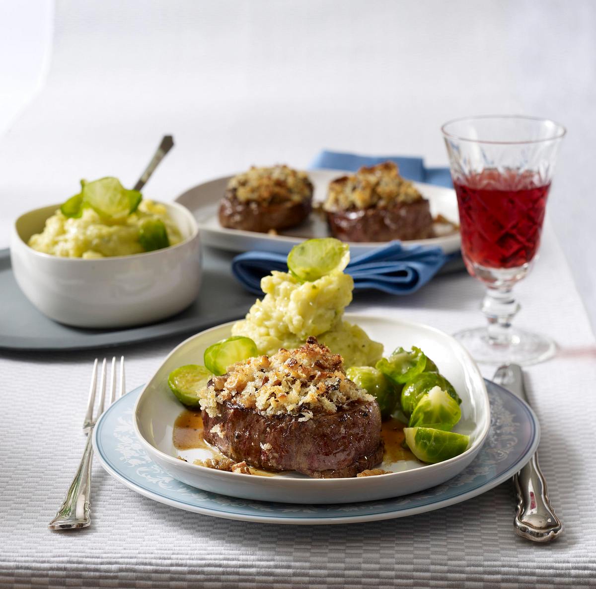 Filetsteaks mit Pilz-Walnuss-Kruste zu Kartoffel-Rosenkohl-püree Rezept