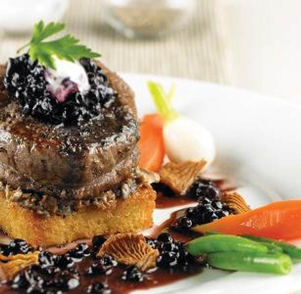 Filetsteaks mit Portwein-Blaubeer-Sauce und Pilzen Rezept Filetsteaks mit Portwein-Blaubeer-Sauce und Pilzen Rezept