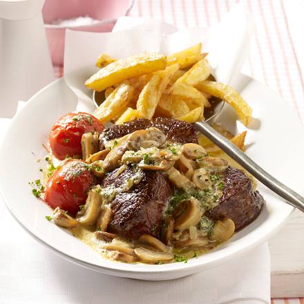 Filetsteaks mit Zwiebel-Champignon-Rahm zu Pommes Rezept Filetsteaks mit Zwiebel-Champignon-Rahm zu Pommes Rezept