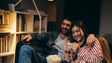 Junges Paar beim Filmabend auf der Couch - Foto: iStock / Dejan_Dundjerski