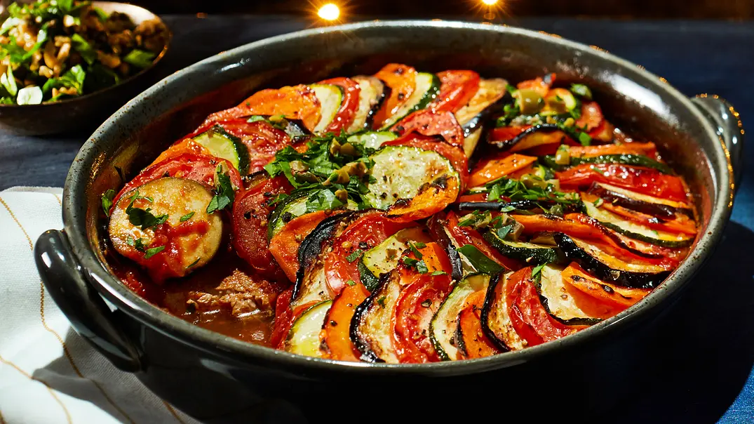Filmreifer Ratatouille-Auflauf mit Schweinefilet Rezept - Foto: LECKER @ Bauer Media Group Filmreifer Ratatouille-Auflauf mit Schweinefilet Rezept - Foto: LECKER @ Bauer Media Group