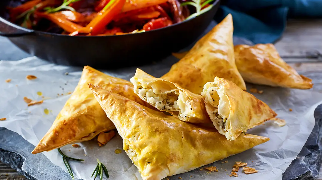 Filo-Feta-Ecken mit Schmorgemüse Rezept - Foto: LECKER @ Bauer Media Group Filo-Feta-Ecken mit Schmorgemüse Rezept - Foto: LECKER @ Bauer Media Group