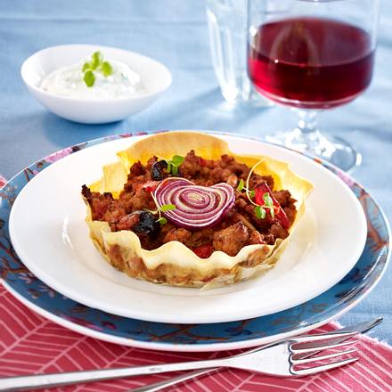 Filo-Teig-Tartelettes mit Hackfleisch, roten Zwiebeln und Oliven (Croustade) Rezept