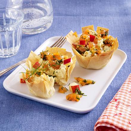 Filo-Törtchen mit Lachs- und Apfelwürfeln und Frischkäse-Curry-Soße Rezept Filo-Törtchen mit Lachs- und Apfelwürfeln und Frischkäse-Curry-Soße Rezept