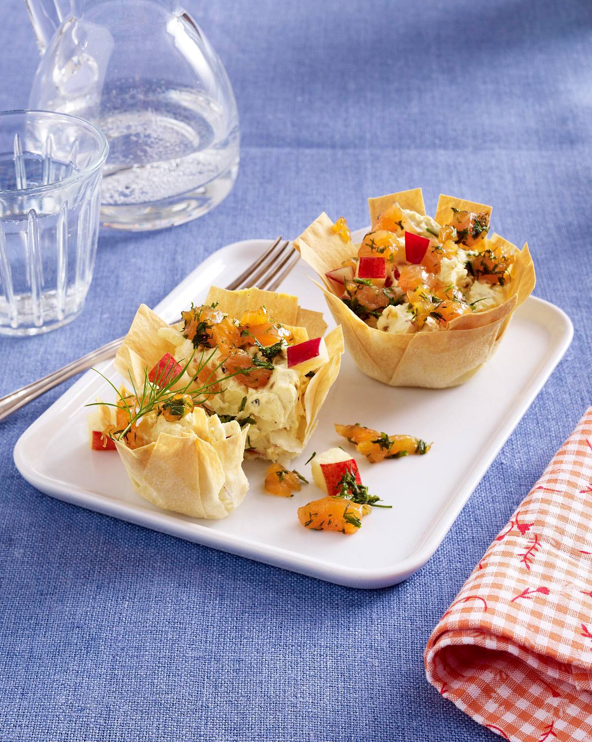 Filo-Törtchen mit Lachs- und Apfelwürfeln und Frischkäse-Curry-Soße Rezept