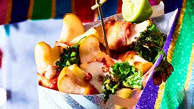 Fingerfood im Speckmantel: Birnen-Speck-Häppchen - Foto: LECKER @ Bauer Media Group
