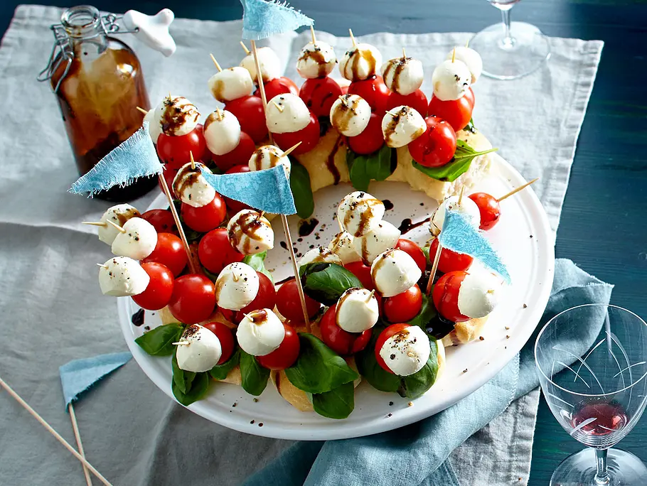 Fingerfood-Weihnachtskranz Rezept Fingerfood-Weihnachtskranz Rezept