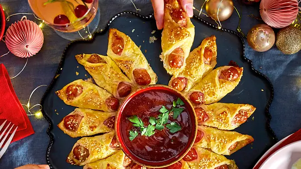 Fingerfood zu Weihnachten: Ein Kranz aus Würstchen im Schlafrock ist sternförmig um ein Dipschälchen arrangiert. - Foto: LECKER @ Bauer Media Group Fingerfood zu Weihnachten: Ein Kranz aus Würstchen im Schlafrock ist sternförmig um ein Dipschälchen arrangiert. - Foto: LECKER @ Bauer Media Group