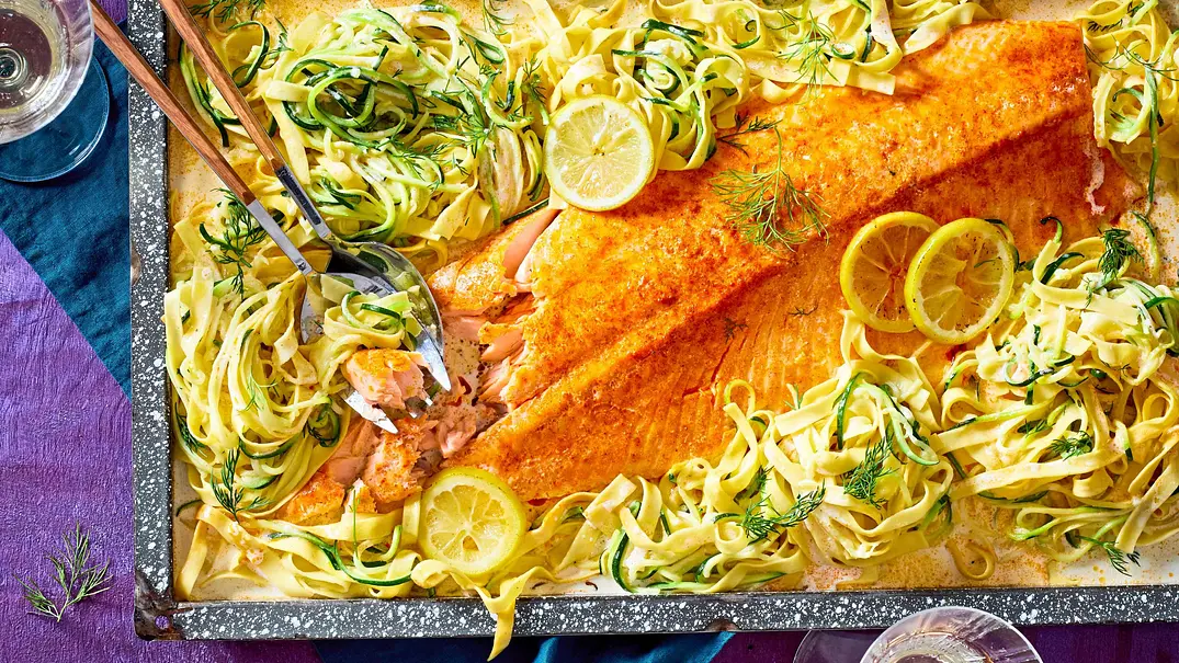 Finnischer Flammlachs zu Nudel-Zucchini-Gemüse Rezept - Foto: LECKER @ Bauer Media Group Finnischer Flammlachs zu Nudel-Zucchini-Gemüse Rezept - Foto: LECKER @ Bauer Media Group