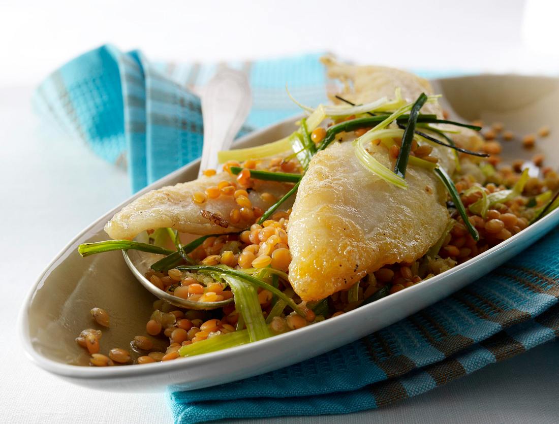 Fisch auf roten Linsen mit Porree Rezept | LECKER