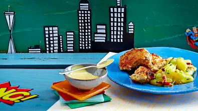 Fisch-Frikadellen mit Speckkartoffelsalat und Senf-Honig-Dip Rezept - Foto: LECKER @ Bauer Media Group