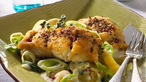 Fisch in Pfefferkruste zu Kartoffel-Porree-Gemüse Rezept - Foto: House of Food / Bauer Food Experts KG