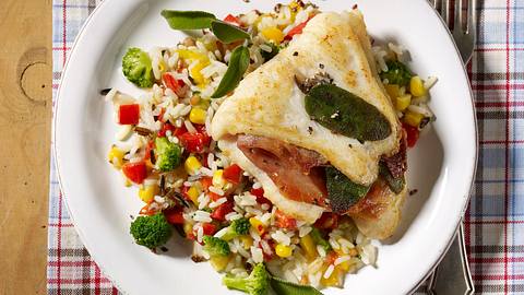 Fisch-Saltimbocca auf Gemüsereis Rezept - Foto: House of Food / Bauer Food Experts KG