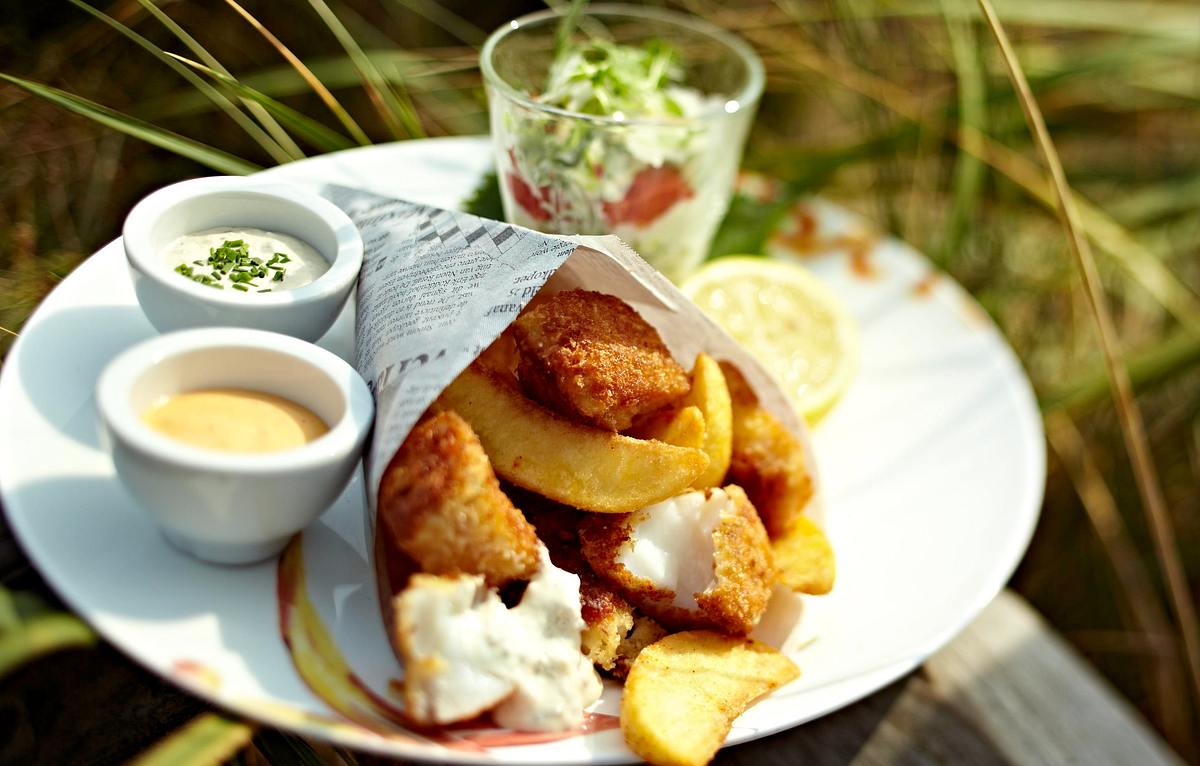 Fisch und Chips mit zweierlei Dips und Salat Rezept