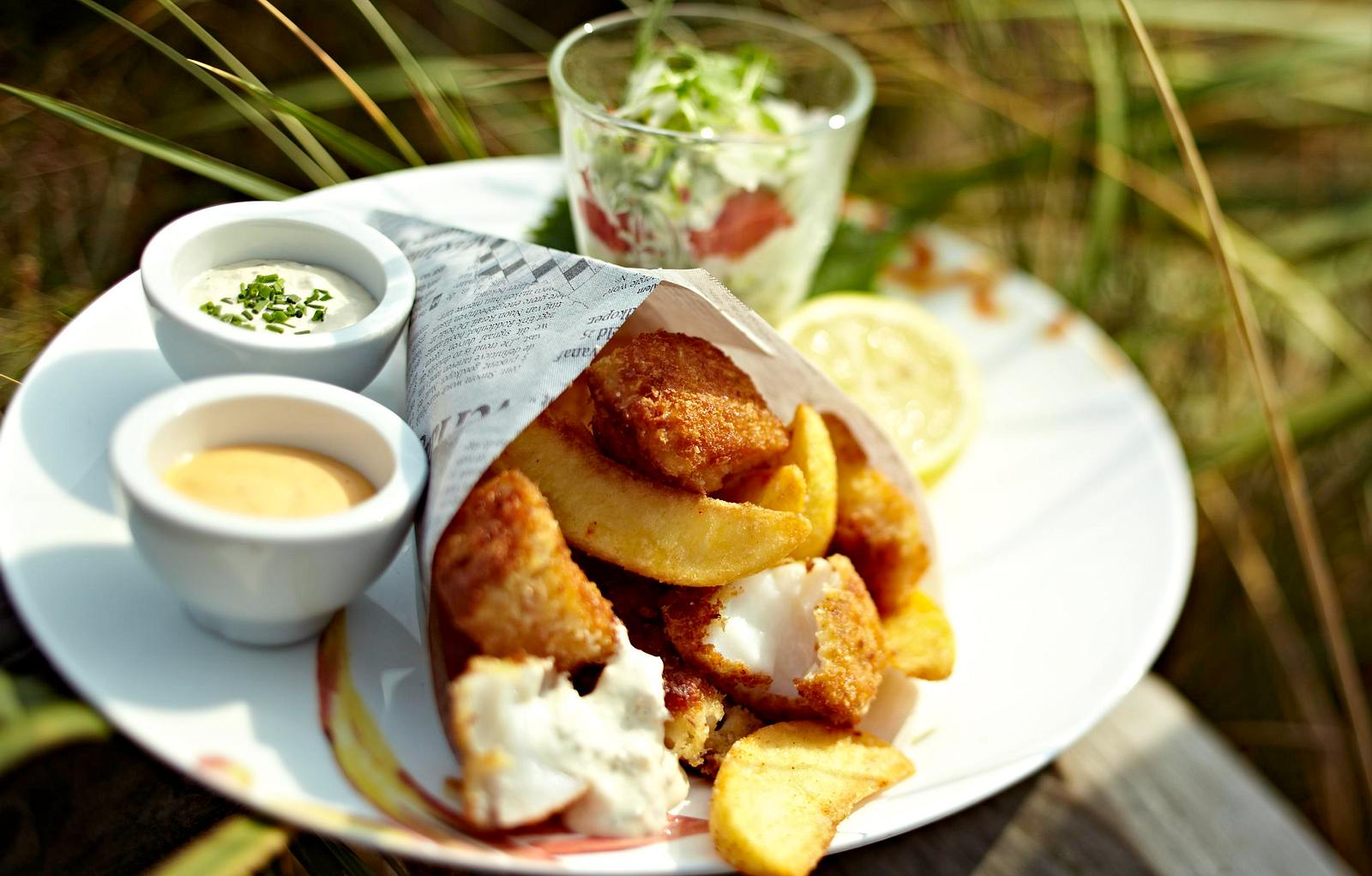 Fisch und Chips mit zweierlei Dips und Salat Rezept LECKER