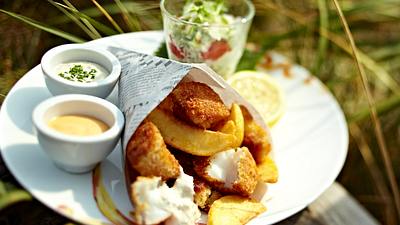 Fisch und Chips mit zweierlei Dips und Salat Rezept - Foto: House of Food / Bauer Food Experts KG