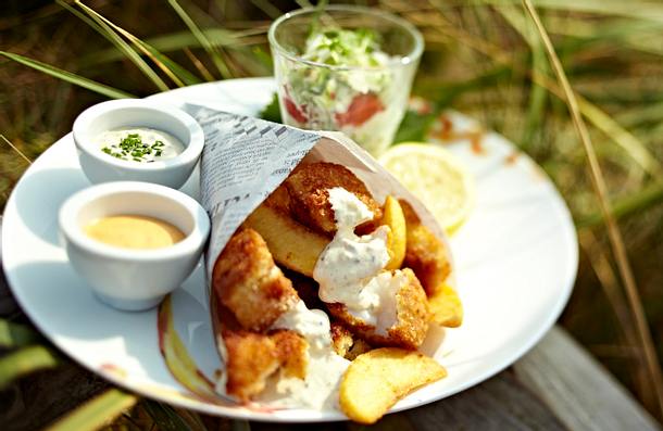 Fisch und Chips mit zweierlei Dips und Salat Rezept Fisch und Chips mit zweierlei Dips und Salat Rezept